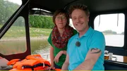 Drei Wasserstraßen, zwei Reisende, ein Hausboot: Stefan Pinnow (r) und seine Kapitänin Christine Drühl schippern zunächst auf der Havel von Berlin über Werder nach Brandenburg.