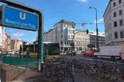 Fünf aufeinandertreffende Straßen in der Mitte Berlins bilden den Rosenthaler Platz. Tagsüber ist das Areal wichtiger Verkehrsknotenpunkt. Nachts sind die Straßen rund um den Platz fest in der Hand von Feierwütigen. Die Gegend verändert sich wie kaum eine andere. Internationale Investoren und potente Käufer haben sie zu einem der teuersten Wohnviertel Berlins gemacht. - U-Bahn-Station Rosenthaler Platz