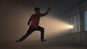 Barfuß auf dünnem Seil: Slackline-Weltmeister Friedi Kühne hat nur eine 25 Millimeter-Slackline zwischen sich und der Tiefe.