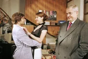Bruno (Tim Sander, l.) und Nora (Julia Malik, M.) sind begeistert - und können kaum fassen, was für ein Risiko Friedrich (Wilhelm Manske, r.) auf sich nimmt, um die Schuhproduktion zu realisieren.