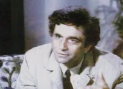 Lt. Columbo (Peter Falk) muß den Mord an zwei Männern in einem Museum klären. Alles spricht dafür, daß sich die Männer im Streit gegenseitig getötet haben - doch Columbo hat noch eine andere Version...