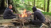 Die Walliser Marco (links) und Armin (rechts) braten die letzten Stücke ihres Hasen. Schmeissfliegen haben im Fleisch aber bereits ihre Eier abgelegt.