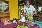 Zu Tisch Tahiti – Französisch PolynesienMonia legt Gemüse ein.