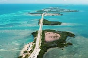Die Florida Keys sind eine Inselkette aus etwa 800 Koralleninseln, von denen nur rund 30 bewohnt sind. Sie sind die Heimat des einzigen lebenden Korallenriffs Nordamerikas. Die Florida Keys sind eine Inselkette aus etwa 800 Koralleninseln, von denen nur rund 30 bewohnt sind. Sie sind die Heimat des einzigen lebenden Korallenriffs Nordamerikas.