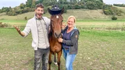 Jason mit einem Quarter Horse und Pferdezüchterin Iris Maisch Liebich.