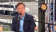 Kabarettist Lars Reichow erzählt direkt vom Flussufer von großen und kleinen Katastrophen seines Alltags, dazu gibt es Sketche und Musik. Gute Unterhaltung zum Lachen und Genießen.
