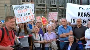 Die 2010er – das Land Brandenburg zwischen Boom und Umbruch: Die Arbeitslosigkeit sinkt, nicht nur Touristen kommen, auch Zukunftsunternehmen wie Tesla. Das Ende des Braunkohletagebaus wird beschlossen. Dauerthema sind Wölfe und der Flughafen BER. Eine Chronik zum 30. Geburtstag des Landes: drei Jahrzehnte voller Aufbrüche, Höhenflüge, Niederlagen, kleiner Geschichten und großer Geschichte. - Streit um den Abriss des Hotels Mercure. Die 2010er – das Land Brandenburg zwischen Boom und Umbruch: Die Arbeitslosigkeit sinkt, nicht nur Touristen kommen, auch Zukunftsunternehmen wie Tesla. Das Ende des Braunkohletagebaus wird beschlossen. Dauerthema sind Wölfe und der Flughafen BER. Eine Chronik zum 30. Geburtstag des Landes: drei Jahrzehnte voller Aufbrüche, Höhenflüge, Niederlagen, kleiner Geschichten und großer Geschichte. - Streit um den Abriss des Hotels Mercure.
