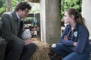 "Inspektor Jury spielt Katz und Maus": Richard Jury (Fritz Karl) mit Hund Bingo befragt Carrie (Robyn Wright).