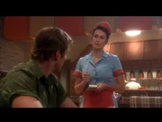 Oma (Mel Harris, re.) nimmt Daniels (Michael Shanks) Bestellung auf...