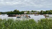 Kaum ein Ort in Berlin hat sich in den vergangenen Jahren so stark verändert wie die Rummelsburger Bucht: von einer Industriebrache in eine Top-Wohnadresse. Viele haben sich hier den Traum vom urbanen Leben mit Seeblick und Bootssteg erfüllt. Doch auch auf dem Wasser ist viel los. Auf Hausbooten und selbstgebauten Schwimminseln versuchen Seebewohner sich ihren eigenen Freiraum zu erkämpfen. - Buntes Treiben auf dem Wasser.