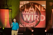 Kabarettist Johann König mit seinem Programm "Wer Pläne macht wird ausgelacht".