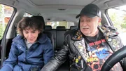 Conny und Fred vor der ersten Fahrt in ihrem neuen Kombi