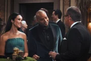 Julia Mariano (Abigail Spencer, l.); Trey Taylor (Donald Faison, Mitte)
