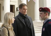 Als ein junger Marine ermordet aufgefunden wird, kehrt DiNozzo (Michael Weatherly, M.) gemeinsam mit Bishop (Emily Wickersham, l.) zu der Militärakademie zurück, wo er einst selbst ein Schüler war. Doch kann Lucas Craig (Robert Adamson, r.) bei den Ermittlungen behilflich sein?