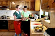 Elena (li.) und Fabienne Buhl (re.) bereiten Fleischknöpfle zu.