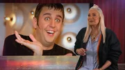 Janine Kunze (r) freut sich, mal wieder über Brisko Schneider (Bastian Pastewka) lachen zu können.