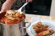 Zu Tisch: Bei der Fischerfamilie Ernandes steht traditionelle sizilianische Fischsuppe auf dem Menü.