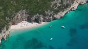Türkisfarbenes Wasser und weiße Sandstände: Albanien lockt Touristen aus aller Welt.