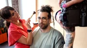 hr-fernsehen 7 TAGE MODEL, Ein Film von Davide Di Dio und Jens Benner, am Donnerstag (04.09.25) um 22:00 Uhr. „Model“. Kein Begriff wird so sehr mit Glamour und Schönheit verbunden wie dieser. Doch was macht es eigentlich aus, Model zu sein? Was bedeutet es, sich und seine Schönheit zu Geld zu machen? Und vor allem: Wer definiert eigentlich, was Schönheit ist? Davide Di Dio geht diesen Fragen nach und begibt sich für sieben Tage in die Welt der Models.