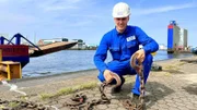 Schiffsbauer David Wagner arbeitet an einem Arbeitsponton im Fischereihafen.