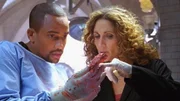 Dr. Sheldon Hawkes (Hill Harper) hat eine kleine Überraschung für Detective Bonasera (Melina Kanakaredes): Es war kein Selbstmord! Dr. Sheldon Hawkes (Hill Harper) hat eine kleine Überraschung für Detective Bonasera (Melina Kanakaredes): Es war kein Selbstmord!