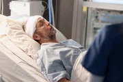 Transplant – Ein besonderer Notarzt Staffel 2  Folge 1 Nach seinem Schlaganfall immer noch bewusstlos: John Hannah als Jed Bishop
