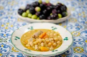 Rustikal und lecker: Kichererbsensuppe mit sizilianischer Wurst
