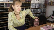 Alex (Wolke Hegenbarth) macht Nikos (Sebastian Kroehnert) Versteckspiel vor seiner Schwester zwar mit, versucht ihn aber davon zu überzeugen, dass er endlich seiner Familie reinen Wein einschenkt...