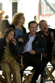 Die Exfrau von Brad Terry, einem berühmten Fernsehdetektiv, wird ermordet. Benjy (Kane Ritchotte, l.), Sharona (Bitty Schram, 2.v.l.), Lt. Randall Disher (Jason Gray-Stanford, 2.v.r.) und Ted Levine (Captain Leland Stottlemeyer, r.) sind überglücklich, dass sie das Filmset besuchen dürfen.