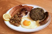 Zu Tisch Wales – Grossbritannien Herzhaftes Frühstück mit Algenburger und frittierten Muscheln