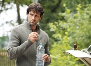 Wege zum Glück  Kapitel 428 Staffel 1, Episode 428 Max schüttet ein Beruhigungsmittel in das Wasser für Nina: Jost Pieper als Max