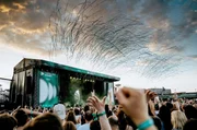 Begeistertes Publikum beim Auftritt der britischen Band Muse beim Tempelhof Sounds Festival in Berlin