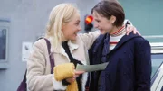 Bea (Sonia Farke, li.) freut sich sehr über Ninas (Tine Worch) Geschenk: ein Besuchsschein für Reutlitz, um Walter sehen zu können.