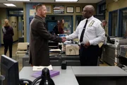 Kevin Cozner (Marc Evan Jackson, l.); Captain Ray Holt (André Braugher, r.)