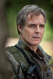 Lt. Terry Clayton (Henry Czerny )