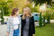 Anna Klettmann (Rieke Seja, l.) und Luisa (Milena Tscharntke, r.) sehen sich nach langer Zeit wieder. Die beiden haben sich viel zu erzählen.