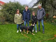 Familie Klatt mit Entlebucher Sennenhund Bruno und Trainer Marcel.  +++ Die Verwendung des sendungsbezogenen Materials ist nur mit dem Hinweis und Verlinkung auf RTL+ gestattet.