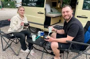 Sabrina (l, 27) und Robin (31) genießen ihr gemeinsames Frühstück vor ihrem Van in der Nähe von Verona Sabrina (l, 27) und Robin (31) genießen ihr gemeinsames Frühstück vor ihrem Van in der Nähe von Verona