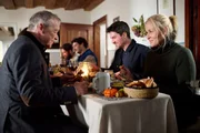 Beim Essen im Familien- und Freundeskreis versöhnt sich Lena Lorenz (Judith Hoersch, r.) wieder mit Vinz Huber (Michael Roll, l.). Weitere: Schorschi Striebel (Sebastian Edtbauer, 2.v.l.), Basti Pfeiffer (Raban Bieling, M.) und Rob Manzini (Seán McDonagh, 2.v.r.).