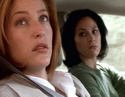 Die werdende Mutter, Scully (Gillian Anderson, l.), hat nicht nur Reyes (Annabeth Gish) als große Unterstützung, sondern auch eine zufällig anwesende Forstaufseherin. Die werdende Mutter, Scully (Gillian Anderson, l.), hat nicht nur Reyes (Annabeth Gish) als große Unterstützung, sondern auch eine zufällig anwesende Forstaufseherin.