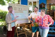 Mit chemischen Experimenten, Elementen und dem Periodensystem versucht Fritz Fuchs (Guido Hammesfahr, l.) David Paschulke (Daniel Zillmann, M.) und seine Schwester Dani (Gisa Flake, r.) abzulenken. Auf keinen Fall dürfen sie in ihren Garten gehen!