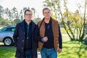 Lars (Ingo Naujoks, l.) und Finn (Sven Martinek, r.) kommen am Haus der Familie Hadam an.
