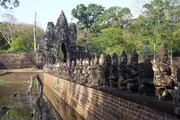 Welten-Saga Die Schätze Südostasiens  Aufwändig gestaltete Brücken verbanden die Tempelanlagen in Angkor.