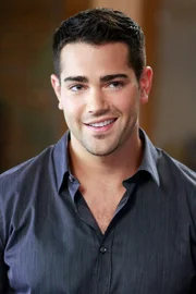 Gaby ist zusammen mit ihrer Familie in einem Restaurant essen, als sich ein unerwarteter Bekannter zu ihnen gesellt: John Rowland (Jesse Metcalfe) ...