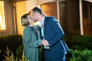 Maggie (Nadja Bobyleva) und Chris (Bernhard Piesk) kommen sich näher.