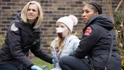 Heftiger Zusammenstoss mit einer Drohne: Kara Killmer als Sylvie Brett (l.), Adriyan Rae als Gianna Mackey (r.)