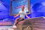 In seinem Bühnenprogramm "Ralf Schmitz live! Schmitzeljagd" nimmt Comedian Ralf Schmitz die Zuschauer mit auf einen Parforceritt durch die Stolperfallen des alltäglichen Lebens und schenkt uns die Einsicht, dass sich die Suche nach dem individuellen Glück am besten von ihrer komischen Seite angehen lässt.