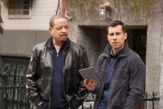Odafin Tutuola (l. Ice-T) und Joe Velasco (r. Octavio Pisano)