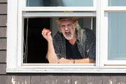 Alter Mann schreit zum Fenster raus: Peter Sattmann als Vater George