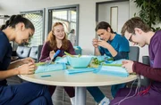 Die vier jungen Ärzte Sofia, Tamar, Ivo und Olli (v.l.n.r. Olivia Papoli-Barwati, Linda Kummer, Jakob D'Aprile, Arne Kertész) sind von Ihrem Ausbilder zu einem Wettbewerb aufgefordert worden. Natürlich gibt es auch einen Preis für den es sich zu kämpfen lohnt.
